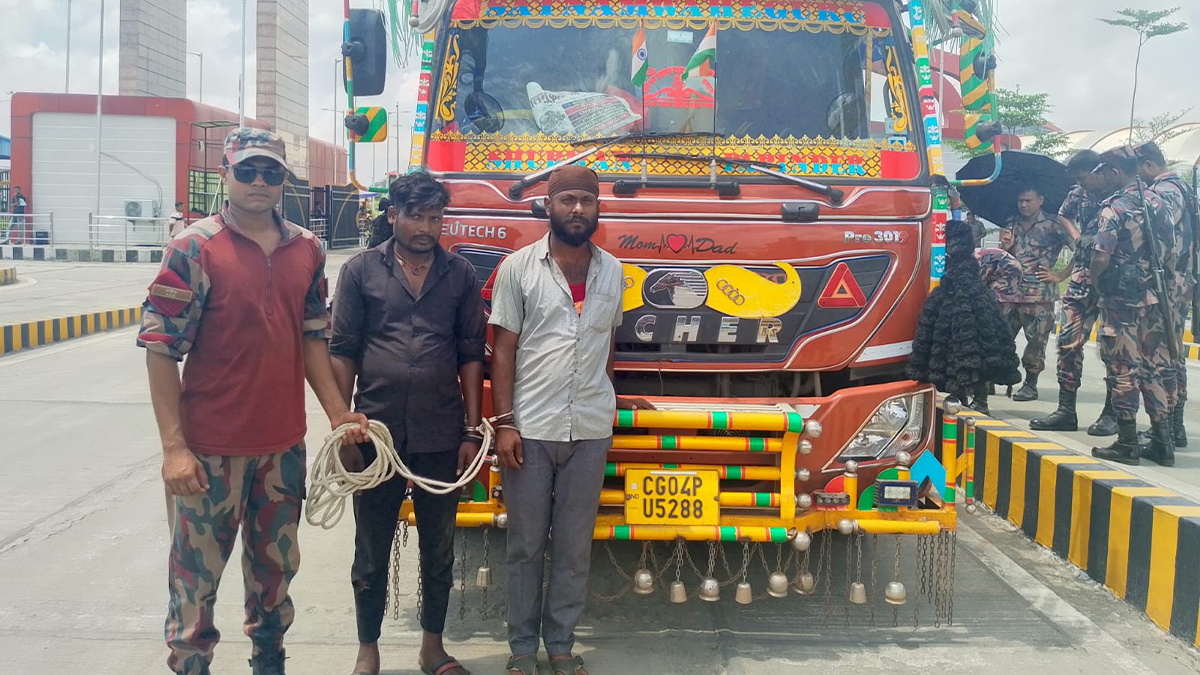 বেনাপোলে ভারতীয় ট্রাক থেকে পিস্তল ও গুলি জব্দ, ২ নাগরিক আটক