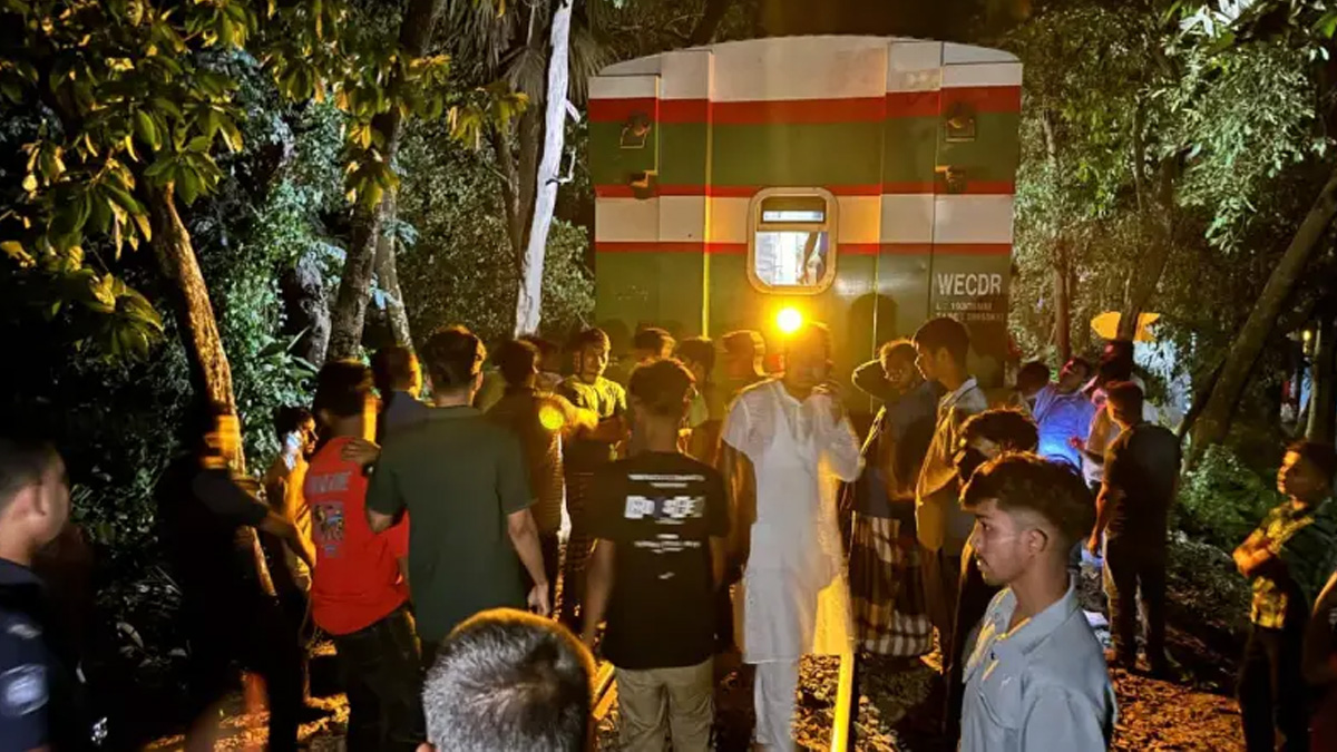 পটিয়ায় পর্যটক এক্সপ্রেস ট্রেনের ১৮ বগি বিচ্ছিন্ন