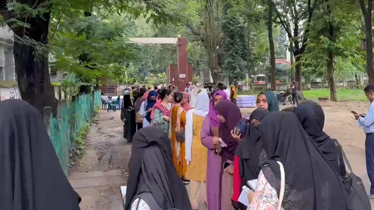 ডাকসুর ভোটগ্রহণ চলছে