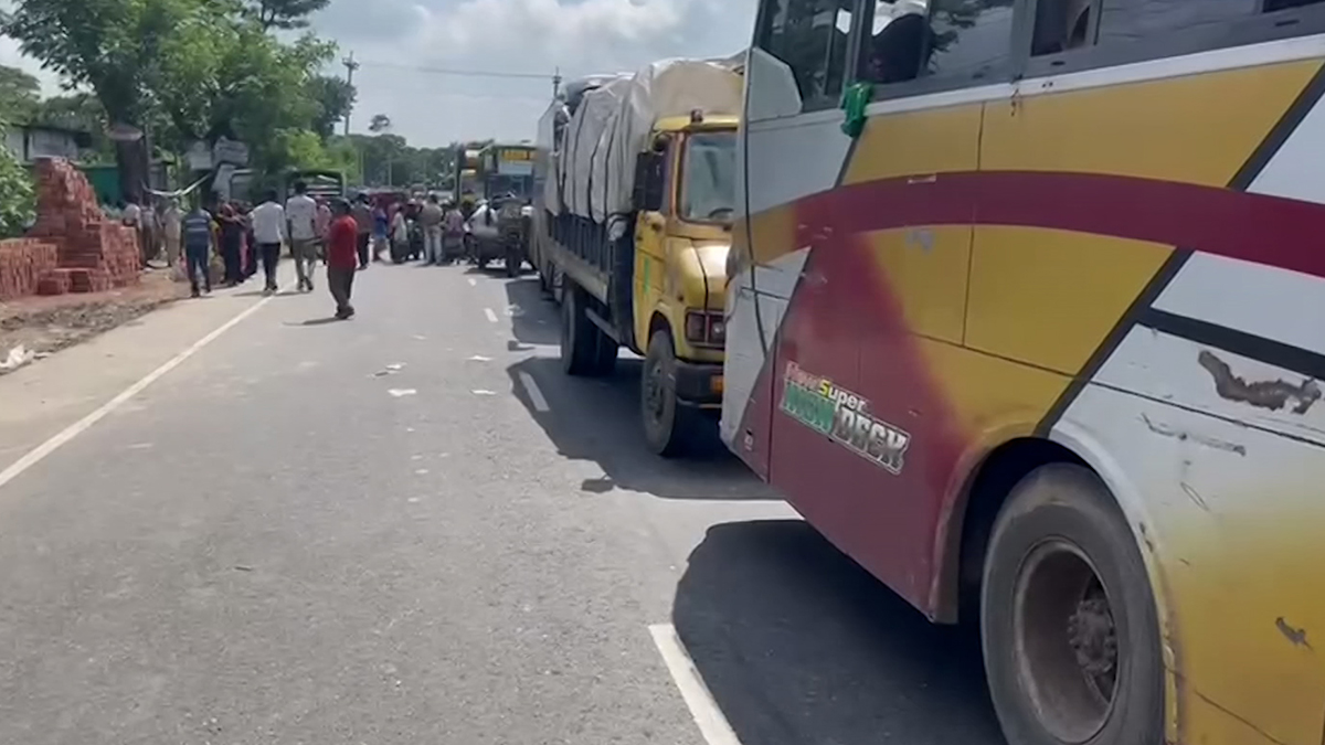 আসন বিন্যাসের প্রতিবাদ: মহাসড়ক অবরোধে ঢাকার সঙ্গে দক্ষিণাঞ্চলের সড়ক যোগাযোগ বন্ধ