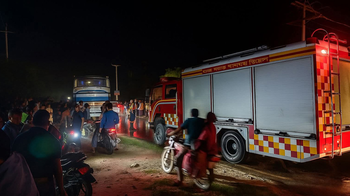 গাইবান্ধায় বাসের ধাক্কায় শ্রমিকের প্রাণহানি, আহত ৩