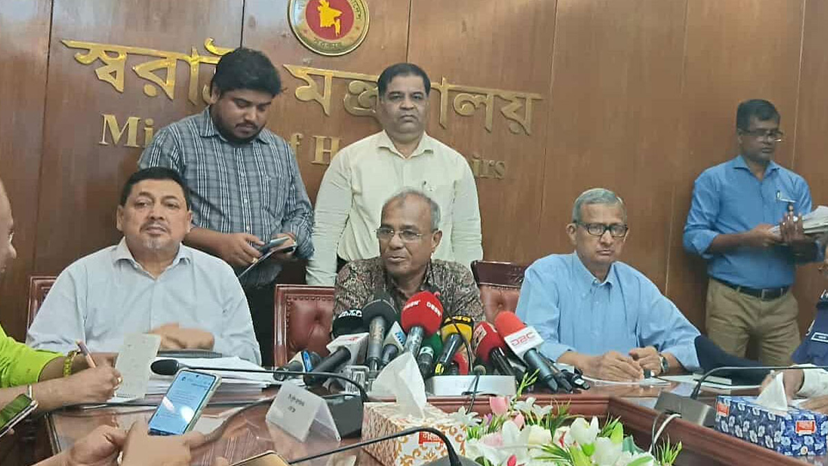 এবছর আরও শান্তিপূর্ণভাবে পূজা উদযাপিত হবে: স্বরাষ্ট্র উপদেষ্টা