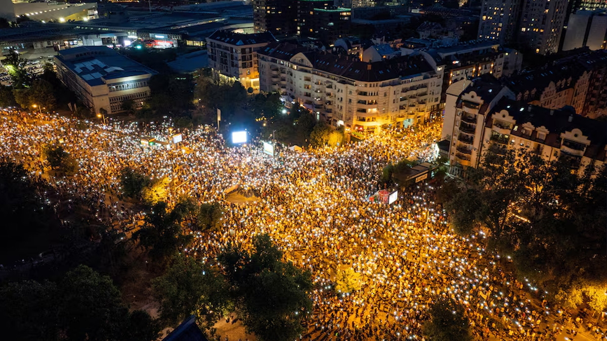 সার্বিয়ায় প্রেসিডেন্টের পদত্যাগ দাবিতে বিক্ষোভ, পুলিশ-শিক্ষার্থীদের সংঘর্ষ