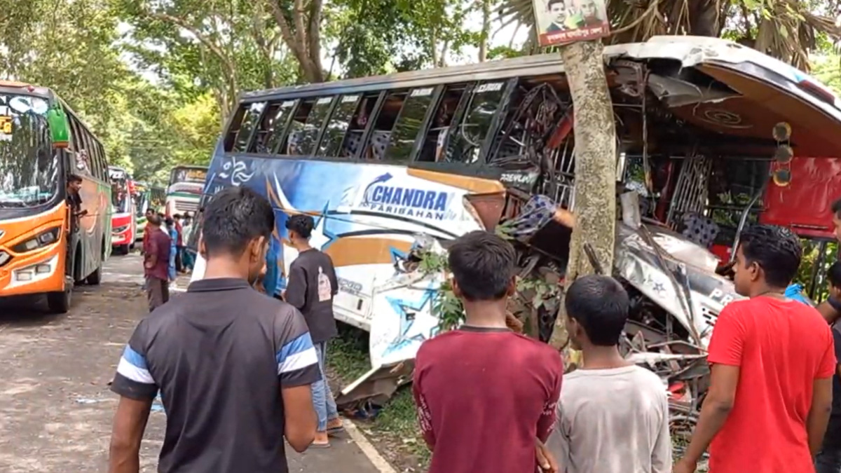 মাদারীপুরে দুই বাসের মুখোমুখি সংঘর্ষ, আহত ১৫