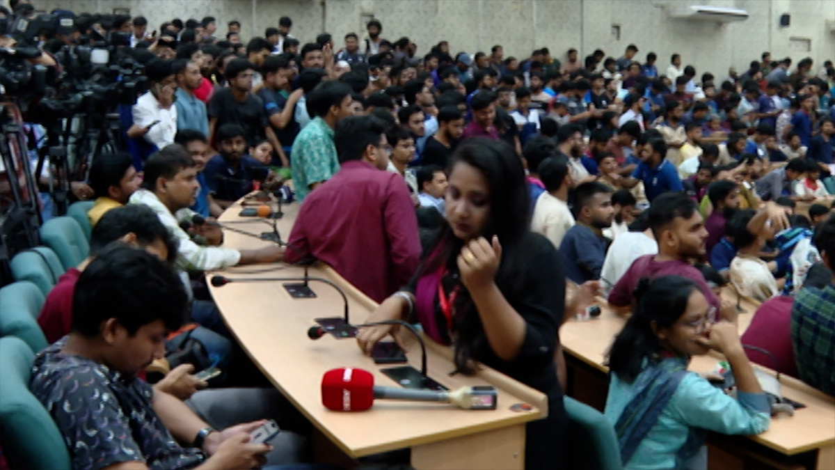 ডাকসু নির্বাচনের ফলাফলের অপেক্ষা, কানায় কানায় পূর্ণ সিনেট ভবন