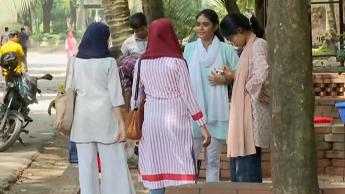 ডাকসু নির্বাচন: ছুটির দিনেও প্রচারণায় ব্যস্ত প্রার্থীরা