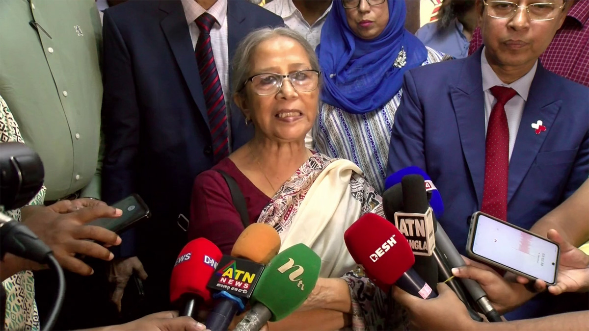 উপদেষ্টা ফরিদার উপস্থিতিতে শেখ মুজিব ও হাসিনার ছবি প্রদর্শন, ক্ষুব্ধ প্রতিক্রিয়া