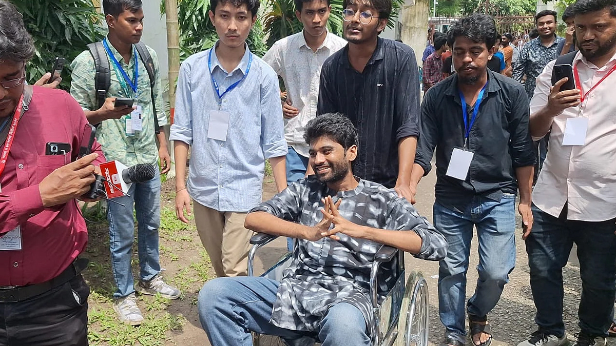 হুইলচেয়ারে করে ভোট কেন্দ্রে এলেন মেঘমল্লার বসু