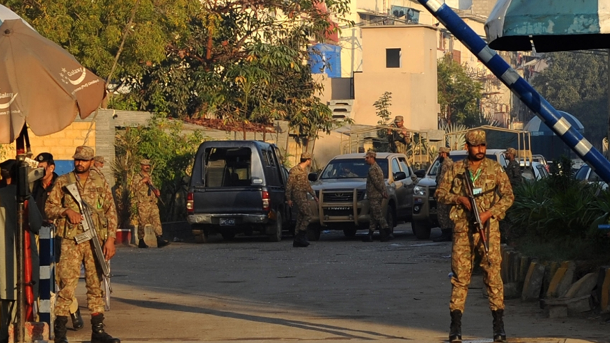 পাকিস্তানে সন্ত্রাসী হামলায় অন্তত ১২ সেনাসদস্য নিহত