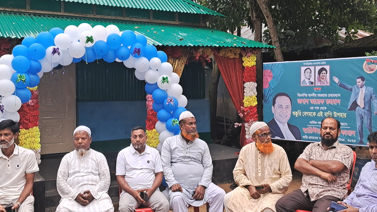 নেত্রকোণার দুর্গাপুরে অসহায় বৃদ্ধাকে ঘর দিলেন তারেক রহমান