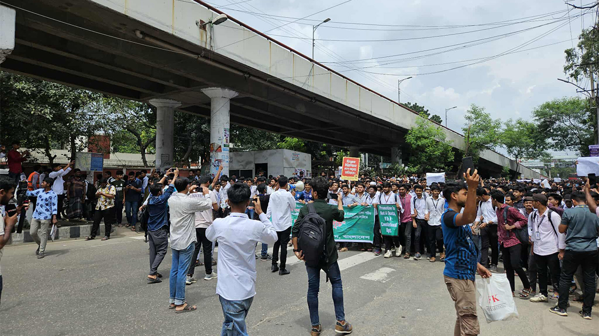 তেজগাঁওয়ের সাতরাস্তায় পলিটেকনিক শিক্ষার্থীদের সড়ক অবরোধ