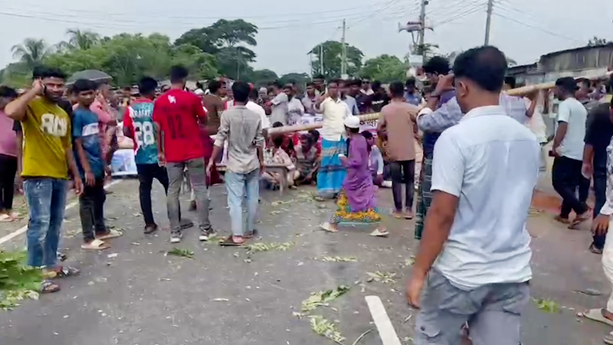 ফরিদপুরের ভাঙ্গায় মহাসড়ক ও রেলপথ অবরোধ স্থানীয়দের