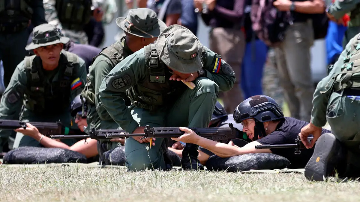 বেসামরিক নাগরিকদের সামরিক প্রশিক্ষণ দিচ্ছে ভেনেজুয়েলা